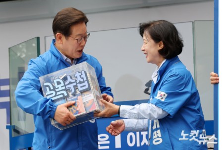 이재명 더불어민주당 대선 후보가 2일 경기도 하남시 신세계백화점 앞에서 선거 유세를 하고 있다.