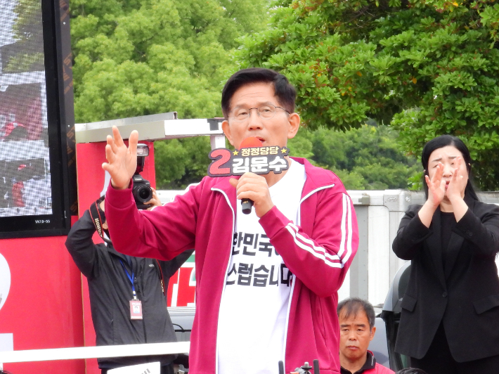 제21대 대통령선거를 하루 앞둔 2일 제주시 동문로터리에서 김문수 국민의힘 후보가 거리유세를 했다. 이인 기자