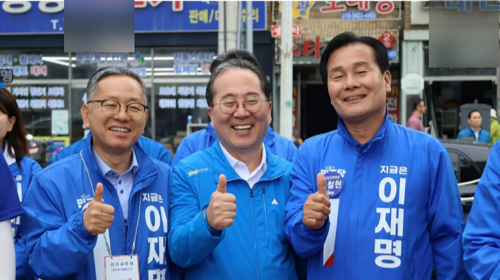 김문수 의원·허석 전 시장·주철현 위원장(왼쪽부터)이 2일 순천 아랫장에서 포즈를 취했다. 민주당 제공 