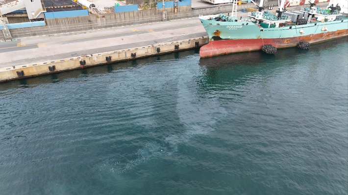 지난달 31일 부산 감천항 인근 해상에 오염물질이 유출된 모습. 부산해양경찰서 제공