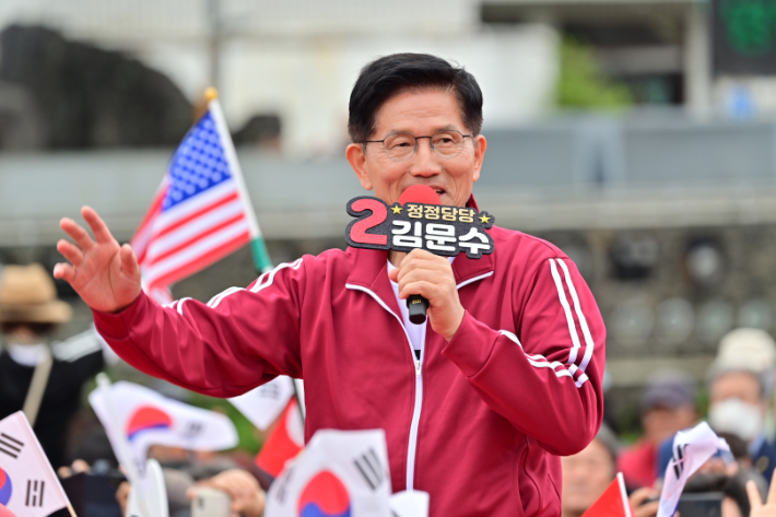 [속보]김문수 "단일화 못해 죄송…끝까지 단일화 노력"