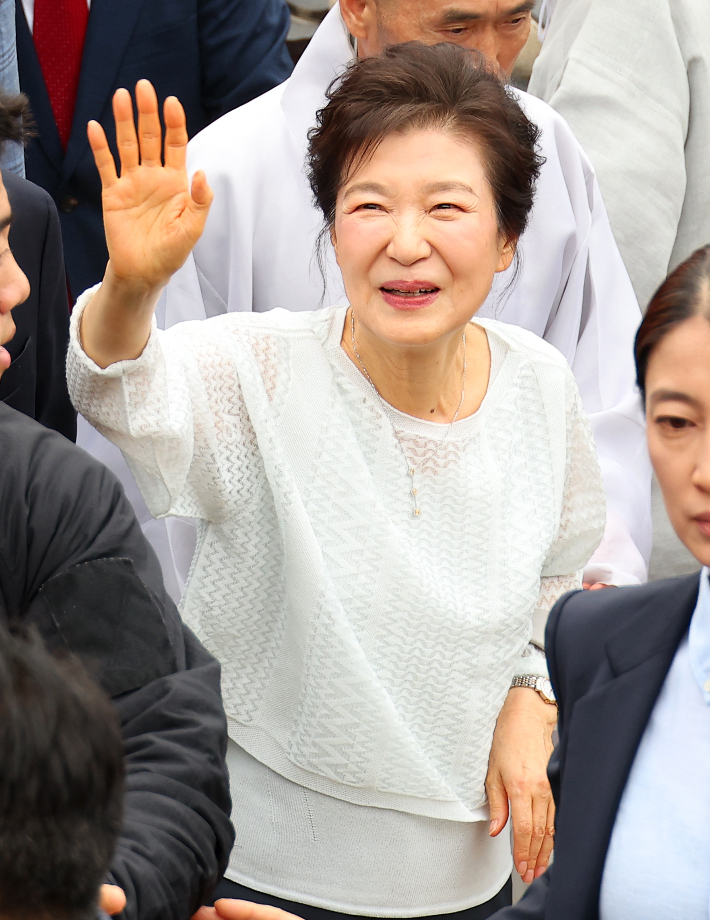  박근혜 전 대통령이 대선을 하루 앞둔 2일 오전 부산 금정구 범어사를 찾아 지지자들에게 인사하고 있다. 연합뉴스    