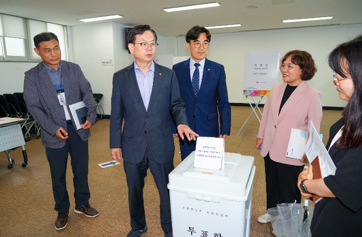 광주광역시는 제21대 대통령선거를 하루 앞둔 2일 유권자의 편의를 높이고, 공정한 선거환경 조성을 위해 지역 내 본투표소 357곳에 대해 일제 점검에 나섰다. 광주시 제공