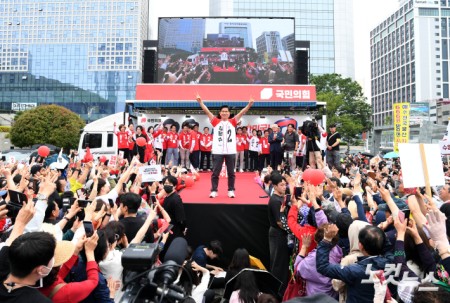 부산역광장에 선 김문수 후보