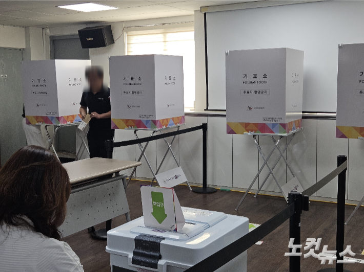 제21대 대선 사전투표 첫날인 지난달 29일 오전 부산 대연4동 사전투표소 모습. 김혜민 기자