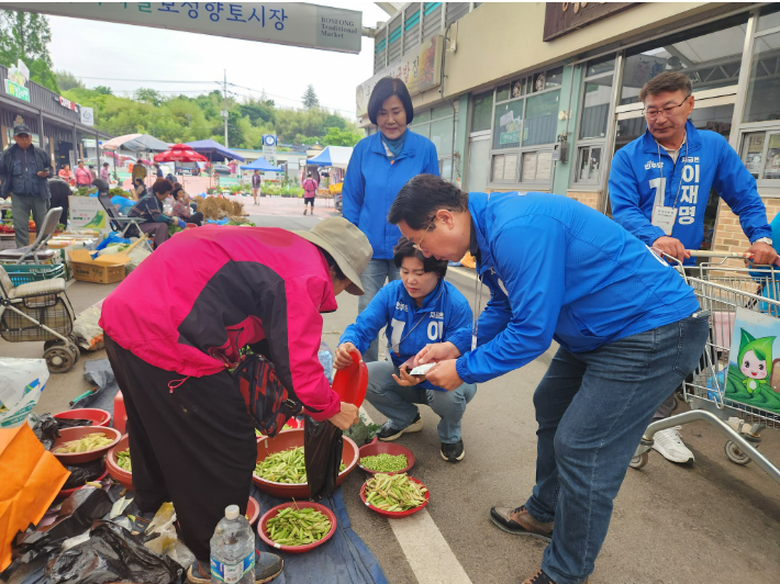문금주 의원이 2일 녹차골 보성 향토시장에서 장을 보며 지역상품권을 준비하고 있다. 문금주 의원실 제공 