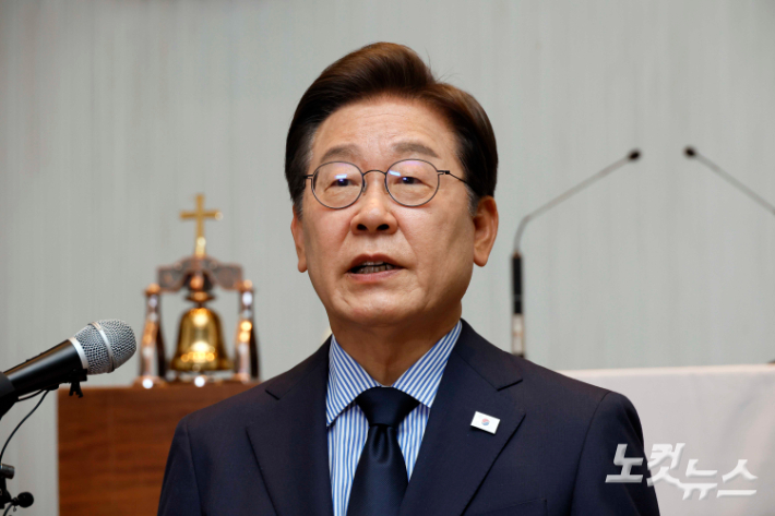이재명 더불어민주당 대선후보가 2일 경기도 성남시 수정구 성남주민교회에서 기자회견을 하고 있다. 성남=류영주 기자
