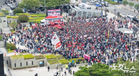 대선D-1, 부산역광장에 선 김문수 후보