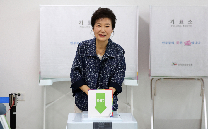 박근혜 전 대통령이 제21대 대통령선거 사전투표 첫날인 지난달 29일 대구 달성군 유가읍행정복지센터에 마련된 사전투표소에서 투표하고 있다. 연합뉴스