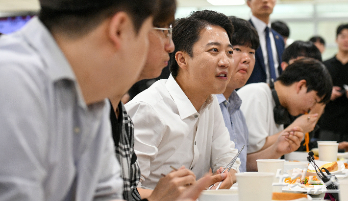 개혁신당 이준석 대통령선거 후보가 2일 경기도 시흥시 한국공학대학교에서 열린 '학식먹자 이준석' 행사에서 학생들과 학식을 먹으며 대화를 나누고 있다. 시흥=박종민 기자
