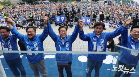 이재명 더불어민주당 대선 후보가 2일 오후 경기 성남시 야탑역 광장에서 열린 경기 성남시·광주시 집중유세에서 손을 들어 지지를 호소하고 있다.