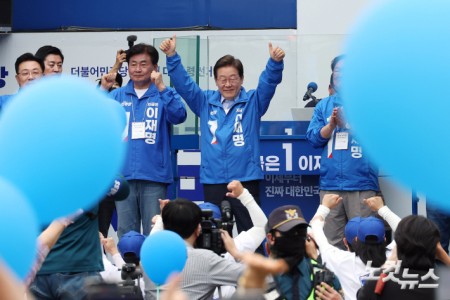 이재명 더불어민주당 대선 후보가 2일 오후 경기도 성남시 야탑역 광장에서 열린 선거유세에서 지지를 호소하고 있다.