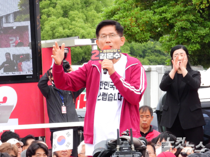 제21대 대통령선거를 하루 앞둔 2일 제주시 동문로터리에서 김문수 국민의힘 후보가 거리유세를 했다. 이인 기자 