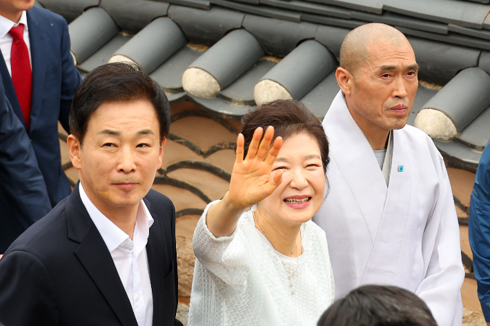 박근혜 전 대통령이 대선을 하루 앞둔 2일 오전 부산 금정구 범어사를 찾아 지지자들에게 인사하고 있다. 연합뉴스