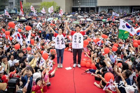 김문수 국민의힘 대선 후보와 그의 딸 김동주씨가 2일 대구 동구 동대구역 광장에서 열린 울려라 함성, 들어라 승리의 메아리 대구 총괄거점유세에서 시민들에게 지지를 호소하고 있다. 2025.06.02. 공동취재