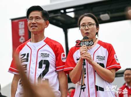 김문수 국민의힘 대선 후보의 외동딸 동주 씨가 2일 대구 동대구역 광장에서 열린 유세에서 시민들에게 지지를 호소하고 있다.