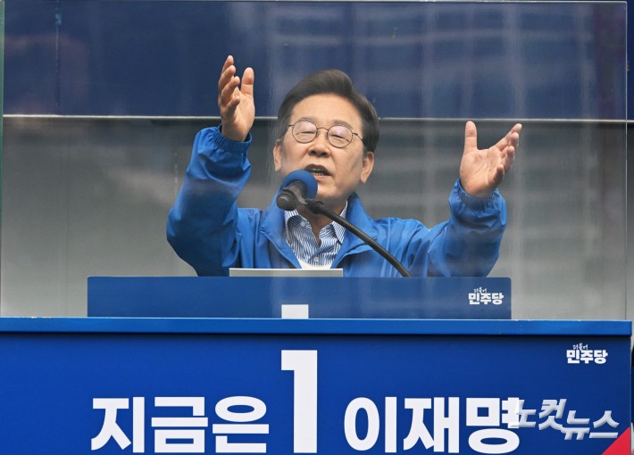 이재명 더불어민주당 대선 후보가 2일 오후 경기 광명시 철산로데오 광장에서 열린 유세에 참석해 연설을 하고 있다.