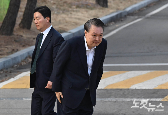 경호차장, '尹비화폰 삭제' 지시자로 지목…경호처 "간부 2명은 아니다"