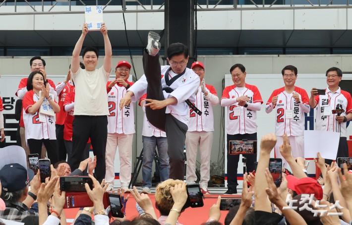 김문수 국민의힘 대선 후보가 2일 오후 대전 동구 대전역 서광장에서 열린 "울려라 함성, 들어라 승리의 메아리" 총괄거점유세에서 지지자로부터 태권도 도복을 선물 받은 뒤 발차기 실력을 선보이고 있다.
