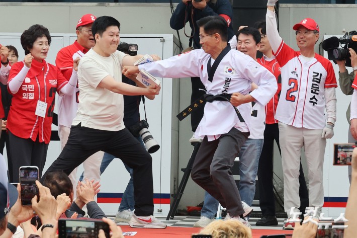 김문수 국민의힘 대선 후보가 2일 오후 대전 동구 대전역 서광장에서 열린 "울려라 함성, 들어라 승리의 메아리" 총괄거점유세에서 지지자로부터 태권도 도복을 선물 받은 뒤 '괴물 독재