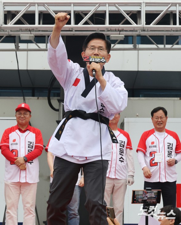 김문수 국민의힘 대선 후보가 2일 오후 대전 동구 대전역 서광장에서 열린 "울려라 함성, 들어라 승리의 메아리" 총괄거점유세에서 유권자들에게 지지를 호소하고 있다.