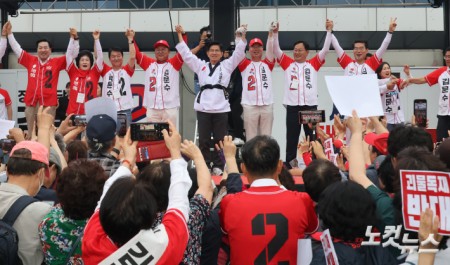 김문수 국민의힘 대선 후보가 2일 오후 대전 동구 대전역 서광장에서 열린 "울려라 함성, 들어라 승리의 메아리" 총괄거점유세에서 유권자들에게 지지를 호소하고 있다.