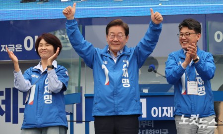 더불어민주당 이재명 대선후보가 2일 서울 강서구 서울식물원 마곡나루광장에서 열린 강서구·양천구 유세에서 엄지를 들어보이며 지지를 호소하고 있다.