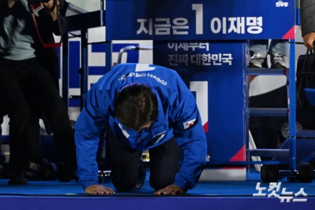 이재명 더불어민주당 대선 후보가 2일 서울 영등포구 여의도공원에서 6.3 대선 피날레 유세를 마친 후 절을 하고 있다.