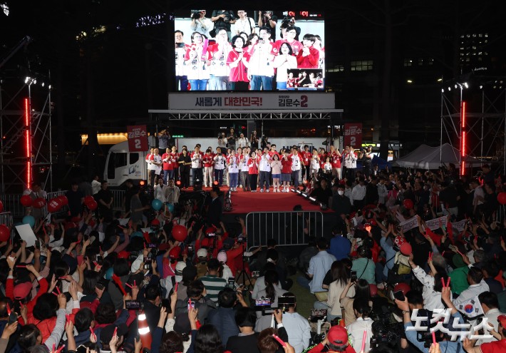 김문수 국민의힘 대선 후보가 2일 서울시청 광장에서 열린 "울려라 함성, 들어라 승리의 메아리" 피날레 유세에서 시민들에게 지지를 호소하고 있다.