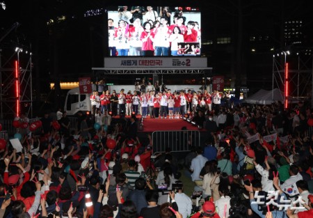 김문수 국민의힘 대선 후보가 2일 서울시청 광장에서 열린 "울려라 함성, 들어라 승리의 메아리" 피날레 유세에서 시민들에게 지지를 호소하고 있다.