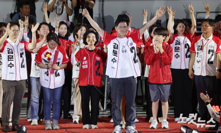 김문수 국민의힘 대선 후보가 2일 서울시청 광장에서 열린 "울려라 함성, 들어라 승리의 메아리" 피날레 유세에서 시민들에게 지지를 호소하고 있다.