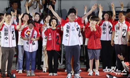 김문수 국민의힘 대선 후보가 2일 서울시청 광장에서 열린 "울려라 함성, 들어라 승리의 메아리" 피날레 유세에서 시민들에게 지지를 호소하고 있다.