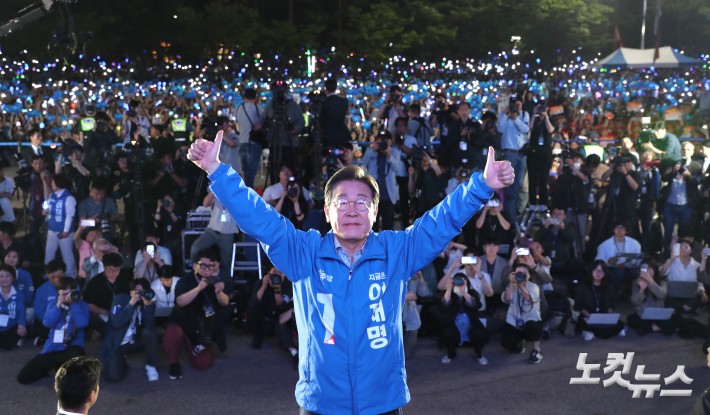 이재명 더불어민주당 대선 후보가 2일 서울 영등포구 여의도공원에서 6.3 대선 피날레 유세를 하고 있다.
