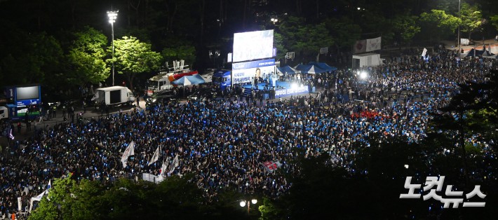 이재명 더불어민주당 대선 후보가 대선을 하루 앞둔 2일 많은 지지자들이 운집한 서울 영등포구 여의도공원에서 피날레 유세를 하고 있다.
