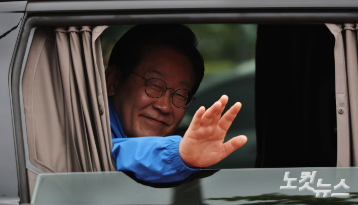 이재명 더불어민주당 대선 후보가 2일 서울 강서구 서울식물원 마곡나루광장에서 열린 강서구·양천구 유세를 마치고 여의도 마지막 유세를 위해 떠나는 차량 안에서 지지자들에게 손을 들어 답하고 있다. 윤창원 기자