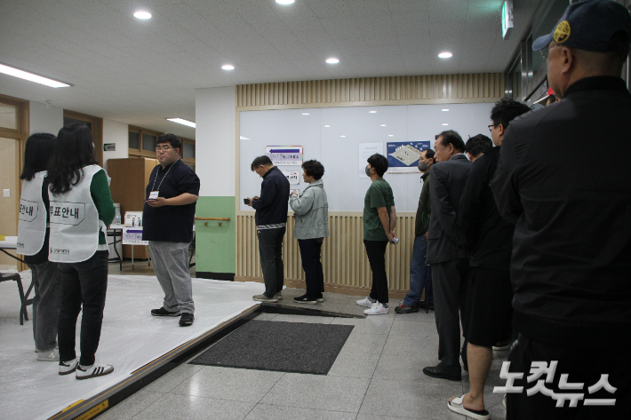 대한민국 걱정에 비를 뚫고 투표소 찾는 유권자 행렬