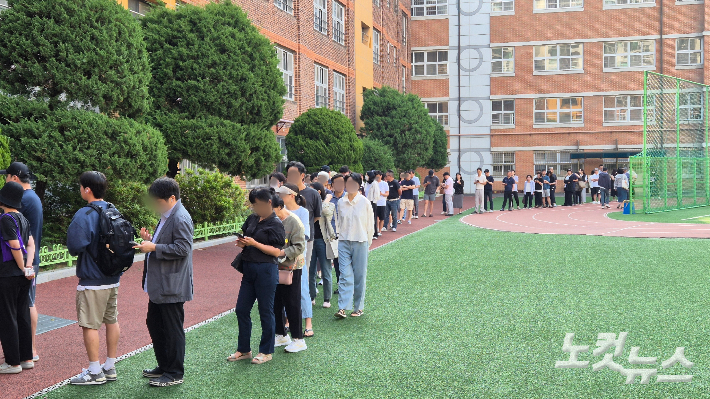 "직접 미래 만들겠다"…대선일 아침부터 투표 열기 '후끈'