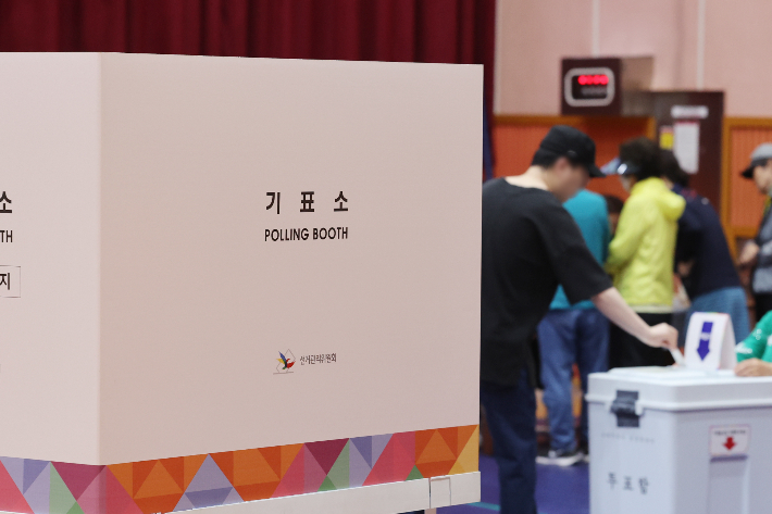 제21대 대통령 선거일인 3일 울산시 남구 신정중학교 체육관에 마련된 옥동 제3투표소에서 유권자가 투표하고 있다. 연합뉴스