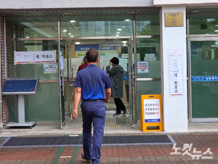 포항지역 한 투표소에 유권자들이 투표를 하러 가고 있다. 김대기 기자