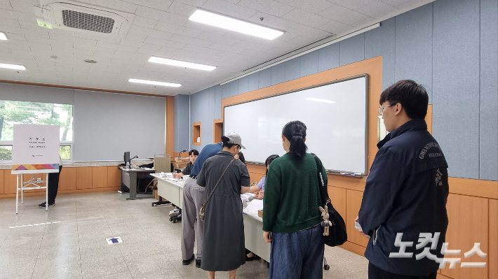 3일 오전, 광양 금호동 주민센터 투표소 앞에서 유권자들이 투표를 위해 줄을 서고 있다. 박사라 기자 