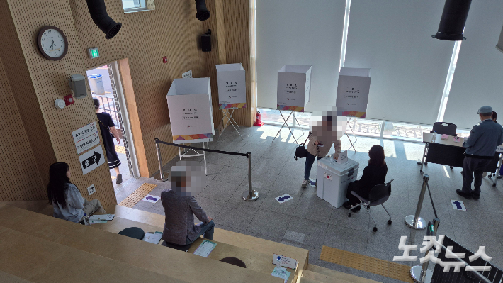 3일 대구 수성구 범어4동행정복지센터 1층에서 주민들이 투표하고 있다. 곽재화 기자