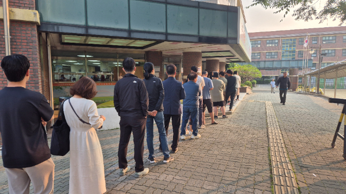 제21대 대선 본투표일인 3일 아침, 전북 전주시 완산구 서곡초등학교에 마련된 투표소에서 유권자들이 자신의 차례를 기다리고 있다. 심동훈 기자