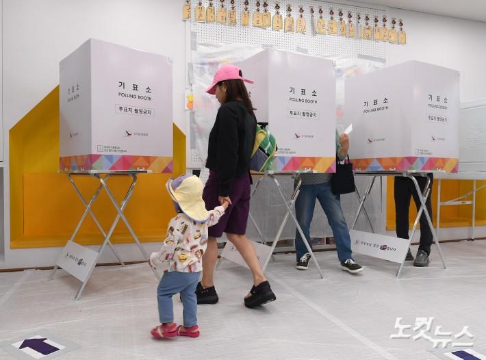 제21대 대통령선거 투표일인 3일 서울 서초구 원명초등학교에 마련된 서초구 제3투표소에서 유권자들이 소중한 한 표를 행사하고 있다.