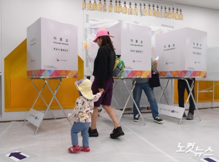 제21대 대통령선거 투표일인 3일 서울 서초구 원명초등학교에 마련된 서초구 제3투표소에서 유권자들이 소중한 한 표를 행사하고 있다.