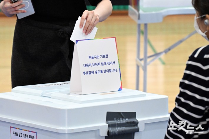 제21대 대통령선거 투표일인 3일 서울 영등구포의 한 투표소에서 유권자들이 투표를 하고 있다.