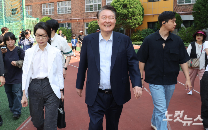 윤석열 부부, 서울 서초구서 투표…尹, 질문 쏟아지자 웃음만[영상]