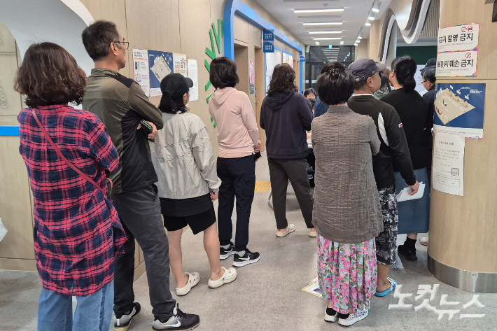 제21대 대통령선거 본투표일인 3일 오전, 전북 전주시 완산구 서곡중학교에 마련된 투표소에서 유권자들이 권리를 행사하기 위해 기다리고 있다. 심동훈 기자