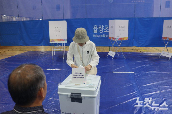 유권자가 투표함에 투표지를 넣고 있다. 임성민 기자