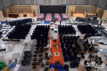 제21대 대통령 선거일인 3일 서울 여의도 국회 로텐더홀이 대통령 취임식 준비로 분주하다.