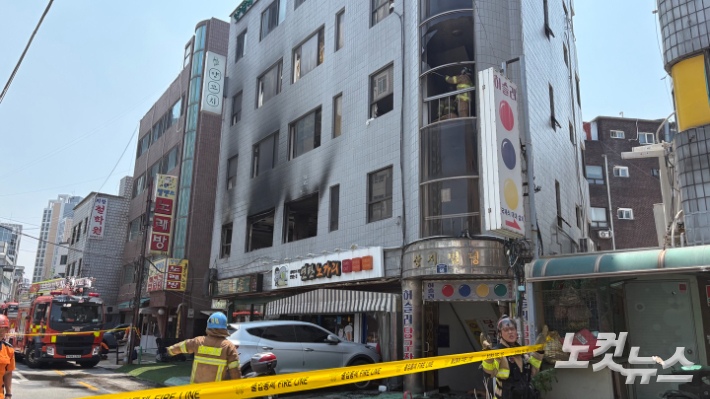 3일 오전 11시 30분쯤 서울 중구 신당동의 한 근린생활시설 2층 봉제공장에서 발생한 화재가 진화된 모습. 김수정 기자